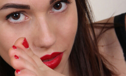 Stunning Petra Shows Off her Bare Feet in a Black Short Dress