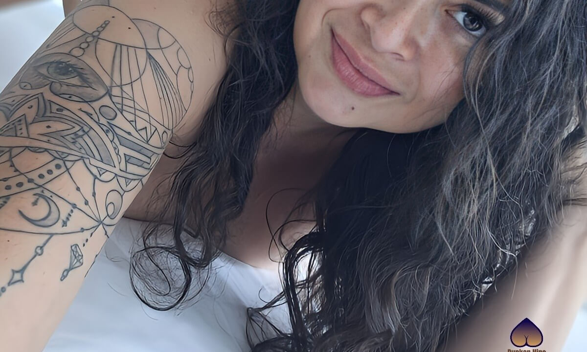Big Booty Latina Meets Englsih BBC